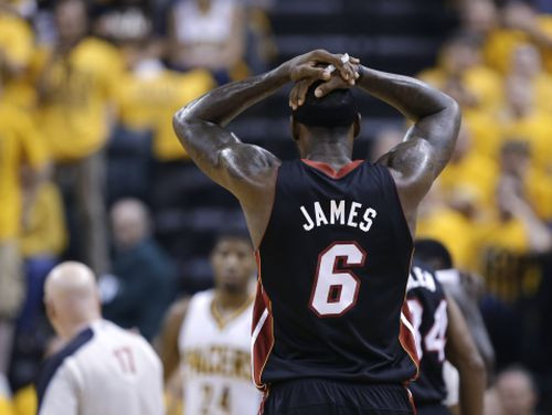 Lebrons un divi "Pacers" spēlētāji saņem sodu par simulēšanu