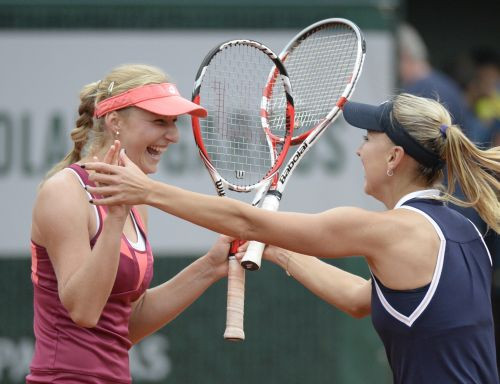 Vesņina un Makarova dubultspēļu finālā pārsteidz ranga līderes