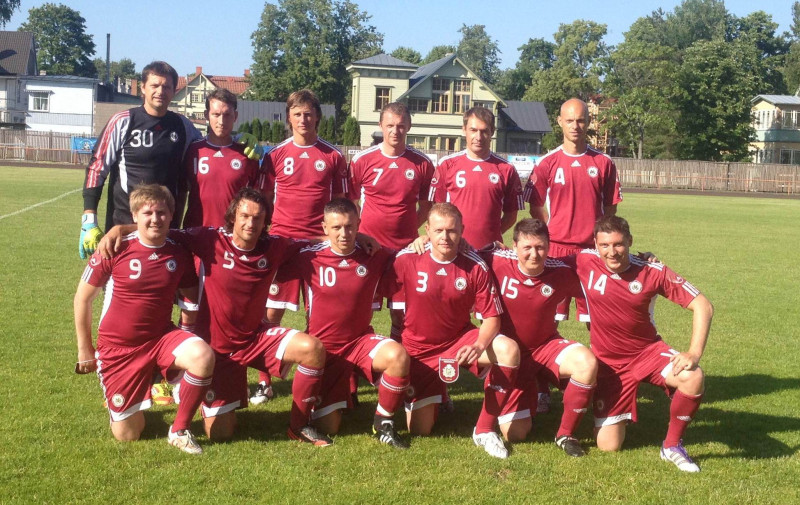 Latvijas futbola zvaigžņu komanda Pērnavā pārspēj Igauniju