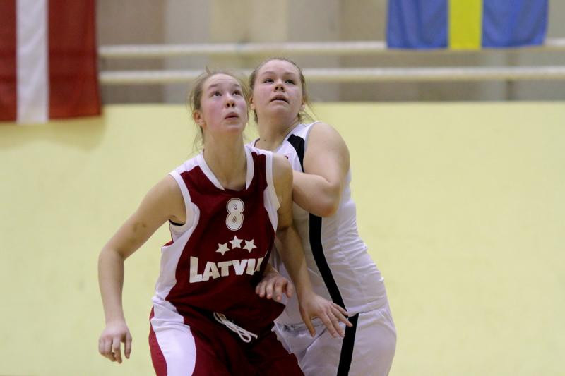 Dignai Strautmanei "double-double", U16 izlase sakauj Ukrainu