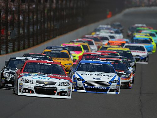 Ņūmens ar gudru stratēģiju sakauj Džonsonu NASCAR sacīkstēs Indianapolisā