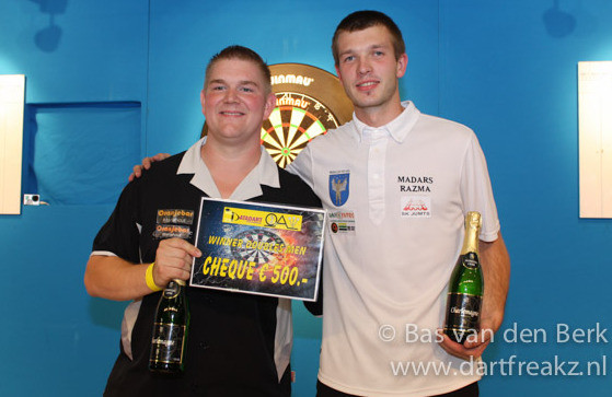 Madars Razma uzvar "Antwerp Open" pāru sacensībās šautriņu mešanā