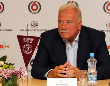 LVF prezidents Sausnītis pasniedz savu stipendiju jaunajiem volejbolistiem
