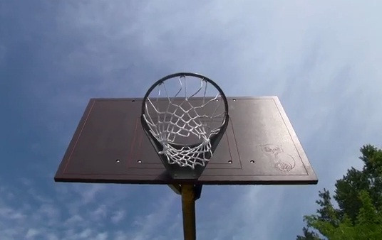 ISBS āra basketbola laukumu atjaunošanas akcijas ietvaros īstenots kārtējais projekts
