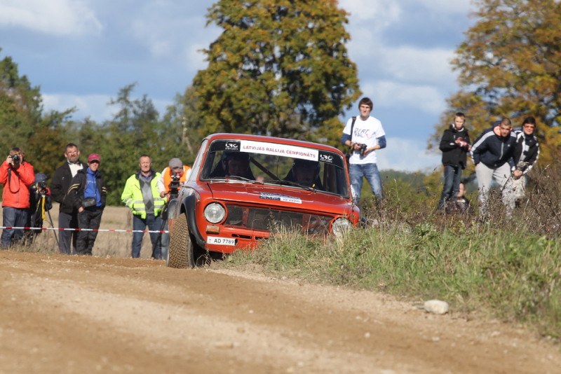 Latvieši veiksmīgi startē rallijsprintā Lietuvā