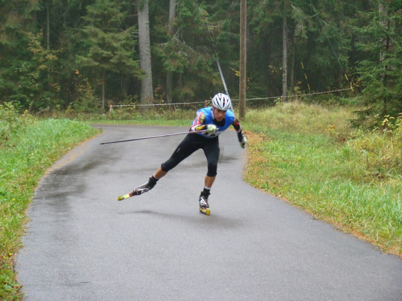 Aizraujoša cīņa vīriem Latvijas čempionātā rollerslēpošanā