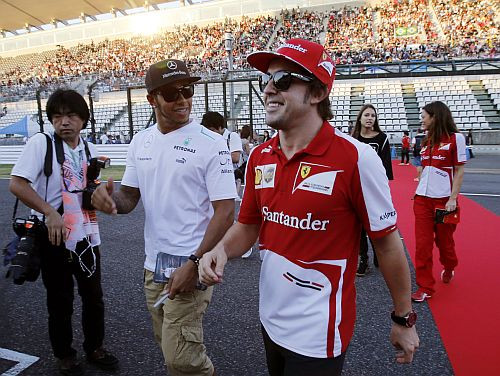 Alonso un Hamiltons ātrākie piektdienas treniņos Ķīnā