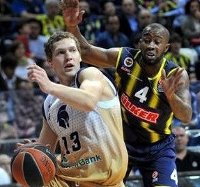Strēlniekam 12 punkti un perfekta precizitāte, "Budivelnyk" sagrauj līderi