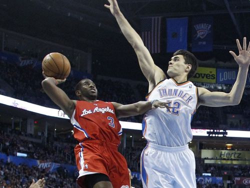 "Bulls" piecu uzvaru sērijai pienāk gals Denverā, "Clippers" zaudē Oklahomā