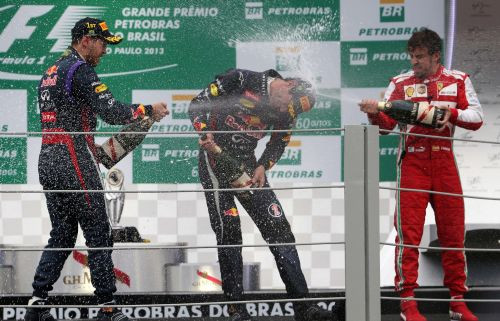 F1 sezona noslēdzas ar Fetela devīto uzvaru pēc kārtas