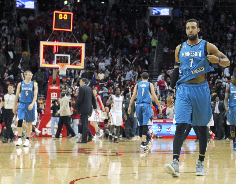 "Timberwolves" aizmaina Viljamsu uz "Kings"