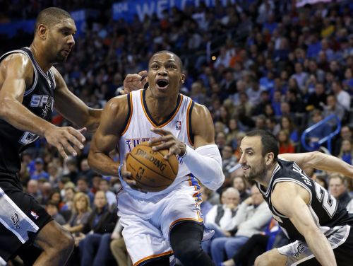 "Thunder" aptur "Spurs" 11 uzvaru sēriju, Džeimss svin panākumu Klīvlendā