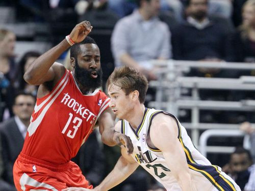 "Jazz" bez Biedriņa pieveic spēcīgo "Rockets", Dankans glābj "Spurs"