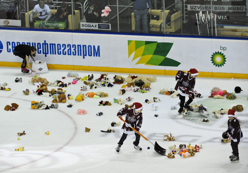 Rīgas "Dinamo" mačā uz laukuma izmet 1461 mīksto mantiņu (+video)
