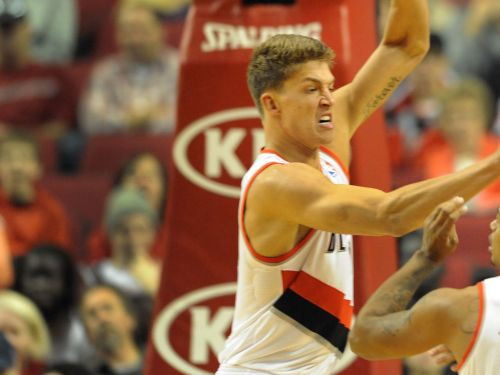 "Trail Blazers" un "76ers" rezervisti gandrīz sakaujas un tiek diskvalificēti