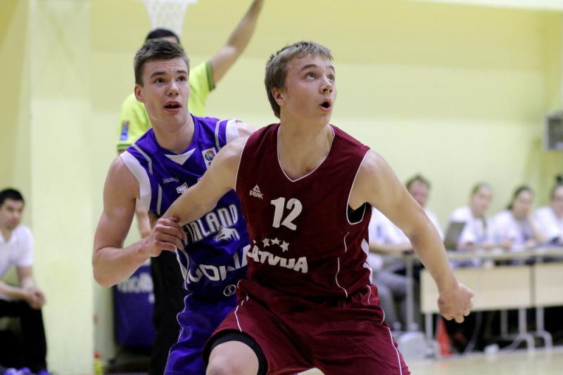 Strautiņam "double-double", U16 izlase igauņiem samet 100 punktus