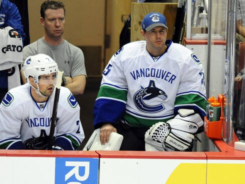 "Canucks" kā rezerves vārtsargu paņem 43 gadus vecu ekipējuma pārzini