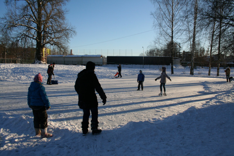 Rīgā sāk darboties publiskās dabīgā ledus slidotavas