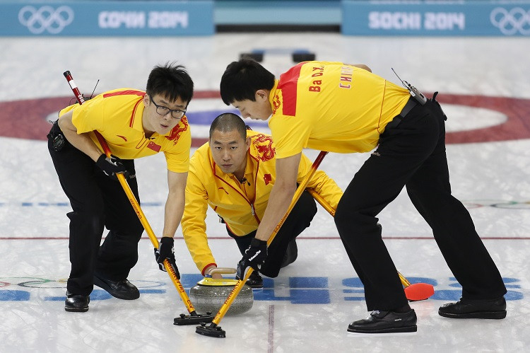 Ķīnas kērlingisti pārņem vadību olimpiskajā turnīrā