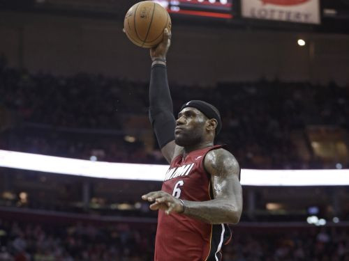 Džeimss gūst 43 punktus, "Heat" ar pūlēm uzvar Klīvlendā