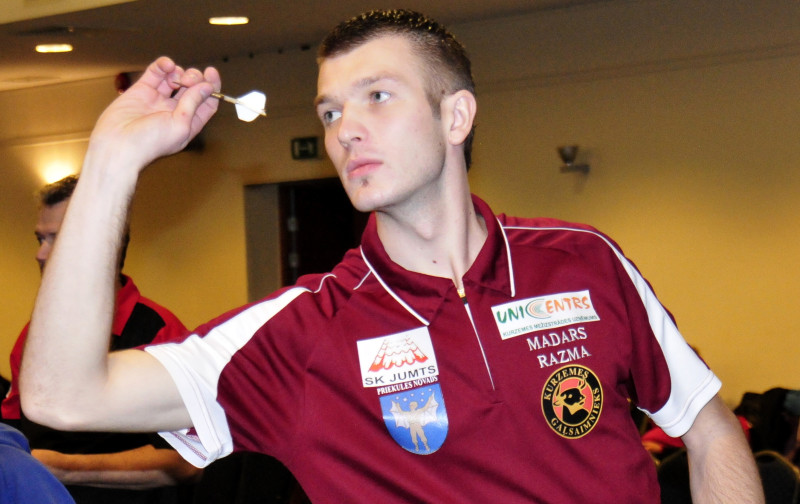 Šautriņu metējs Razma nepārvar pirmo kārtu karjerā otrajā Eiropas tūres posmā