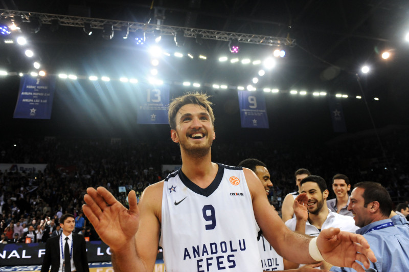 Erdens atskaitīts no "Anadolu Efes" komandas, bet klubā paliek