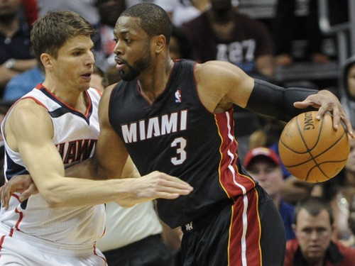 "Hawks" uzvar "Heat" un iekļūst "play-off", tālāk arī "Mavericks"
