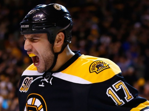 "Bruins" iekļūst nākamajā kārtā, "Kings" turpina pretoties