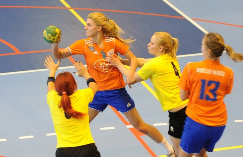 Cīņa par sieviešu handbola bronzu šovakar sāksies Dobelē