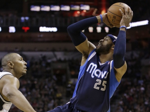 Kārtera tālmetieni neglābj Dalasu, D'Antoni pamet "Lakers"