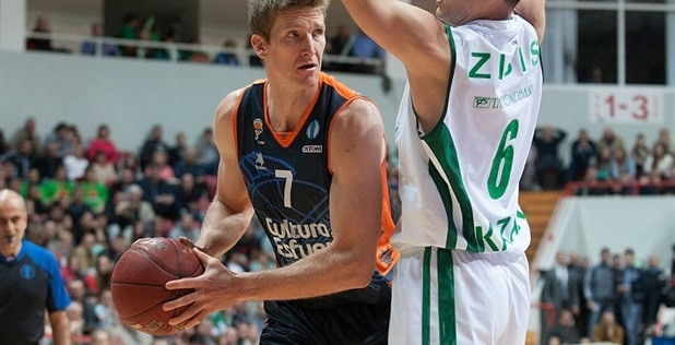 Valensija pārsteidz "Unics", trešo reizi izcīna Eiropas kausu
