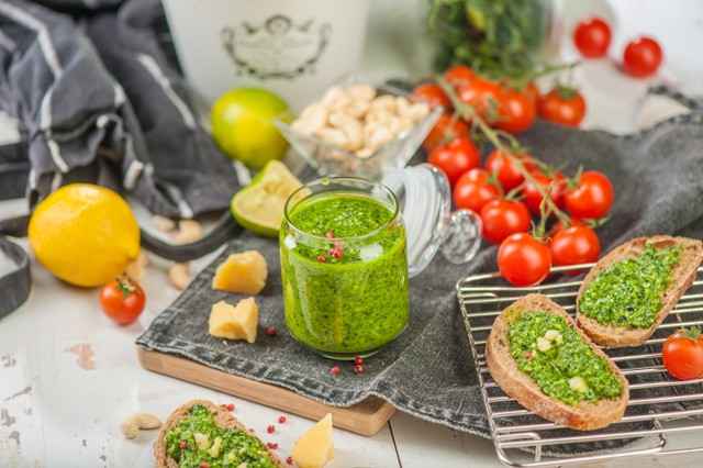 Kale kāposts jeb veselīga alternatīva ierastajām salātu lapām 3 gardās receptēs
