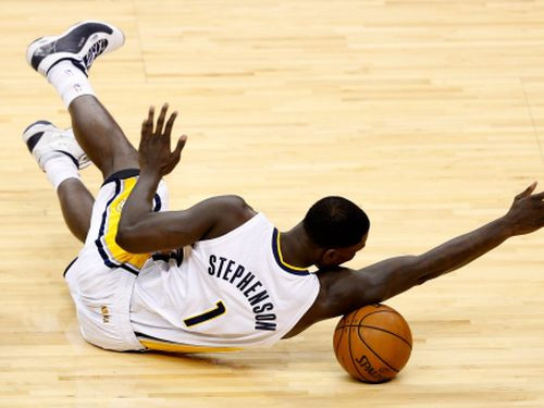 Divi "Pacers" basketbolisti sodīti par simulēšanu