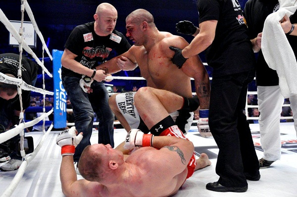 Džeims Tomsons Bellator rindās debitē ar uzvaru