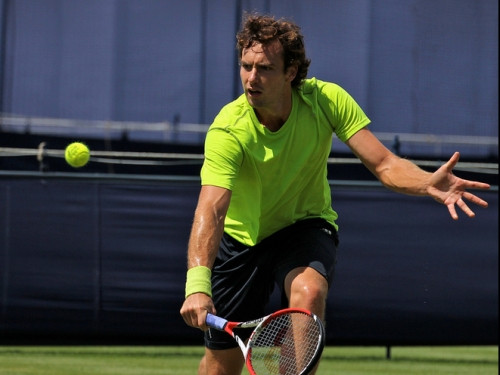 Gulbis paraugturnīrā uzveic Raoniču