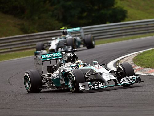 Hamiltons šokēts par komandas pavēli palaist priekšā Rosbergu