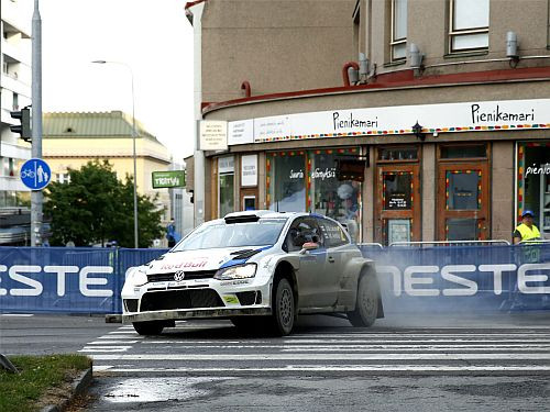 Latvala līderis Somijas rallijā, seko Ožjē un Mīke
