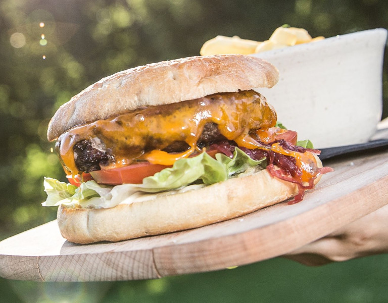 Apetīti rosinošais „Šķūņa” liellopa gaļas burgers
