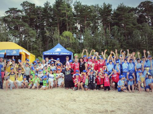 Jūrmalā aizvadīts starptautisks pludmales regbija turnīrs jauniešiem