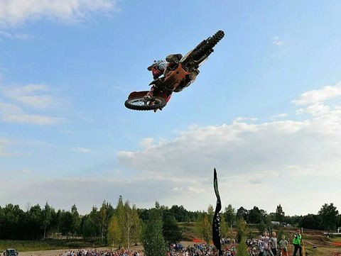 Līvs uzvar lēcienu konkursā un ziedo naudu motokrosista Purekļa rehabilitācijai