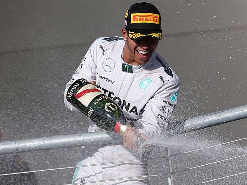 "Mercedes" sagatavojusi Hamiltonam vilinošu piedāvājumu uz vēl trīs sezonām