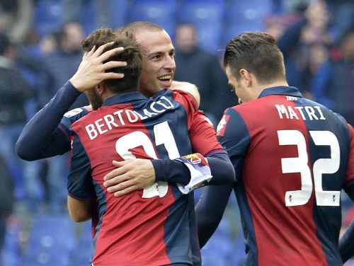 "Genoa" ar uzvaru pār "Milan" izdzen klibojošo "Napoli" no trijnieka