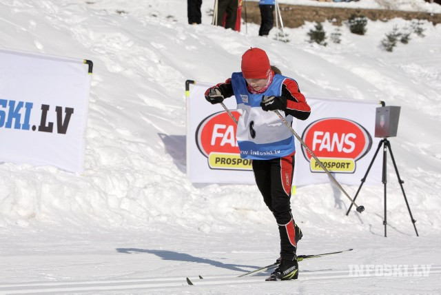 Latvijas jauniešu slēpotājiem uzvara un godalgotas vietas Igaunijā
