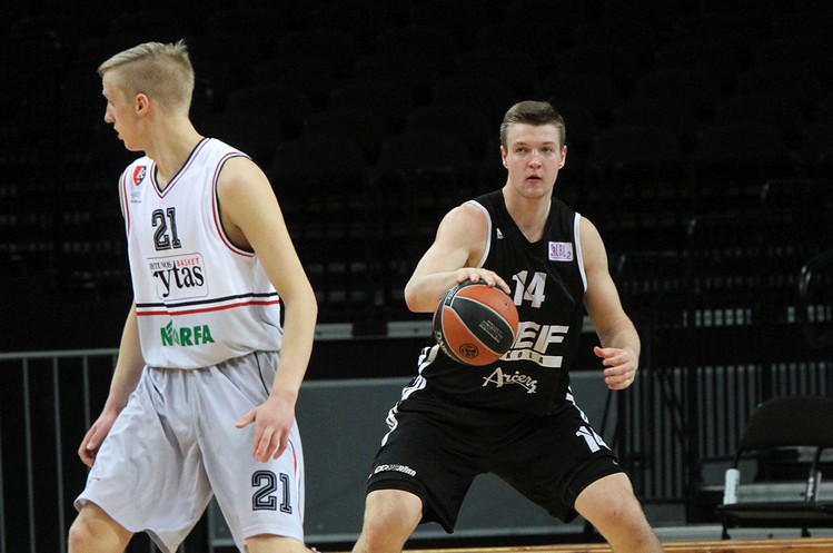 Kurucam 18 punkti, VEF juniori otrajā puslaikā sakauj "Lietuvos rytas"