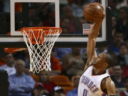 "Thunder" un "Spurs" svin uzvaras viesos, Oldridžam trauma