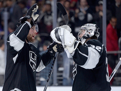 "Kings" trīs reizes atspēlējas un pieveic "Blackhawks"