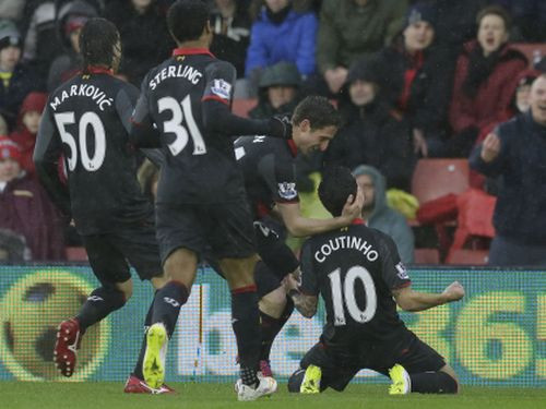 Koutinjo izcils tālsitiens nodrošina "Liverpool" uzvaru Sauthemptonā