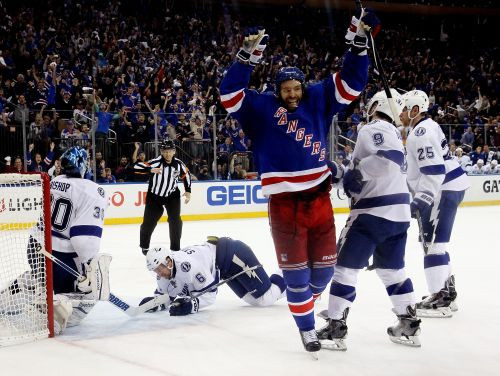 "Rangers" izrauj uzvaru Austrumu konferences fināla pirmajā spēlē