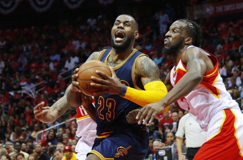 Džeimsam 30 punkti, "Cavaliers" uzvar arī otro spēli Atlantā