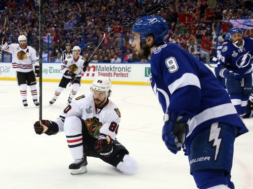 "Blackhawks" pēdējās septiņās minūtēs atspēlējas un uzvar viesos